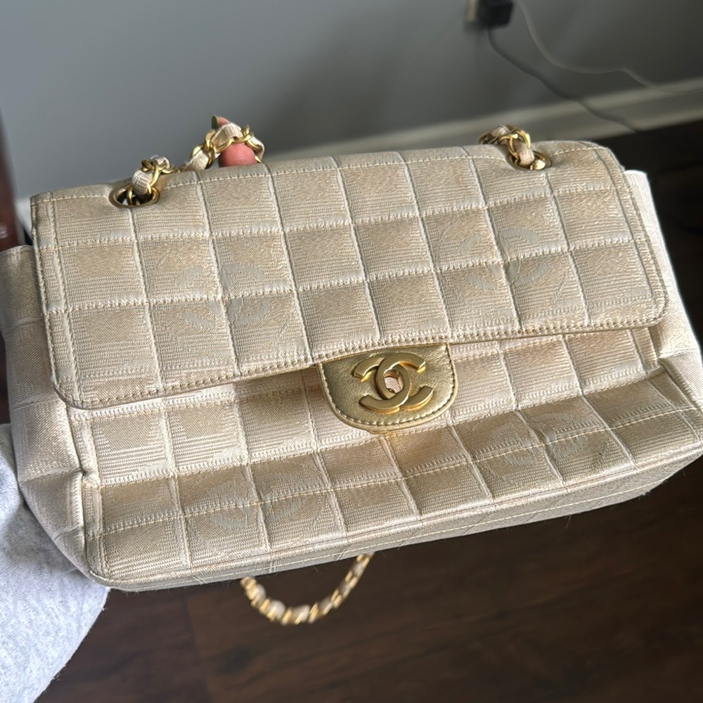 CHANEL Cream Gold Quilted Shoulder Bag - Picture 3 of 9